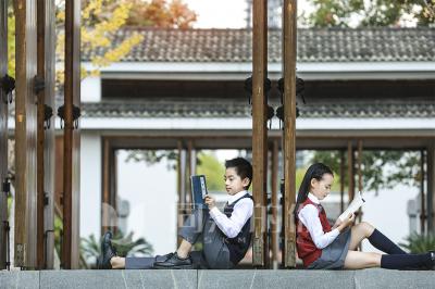 換季時節，學生校服穿搭的“風度與溫度”